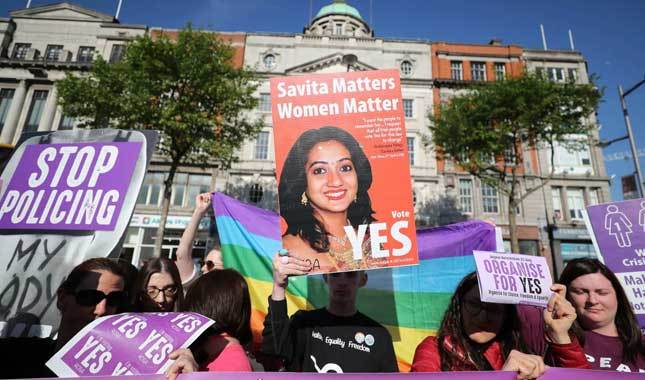 İrlandalılar kürtaj yasağının kaldırılmasına 'evet' dedi