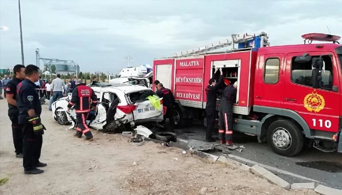 İşçi servisi kaza yaptı: Ölü ve yaralılar var