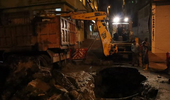 İstanbul Aksaray'da yol çöktü