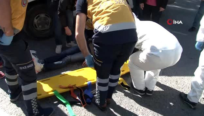 Sultangazi'de motosiklet ve minibüs çarpıştı!