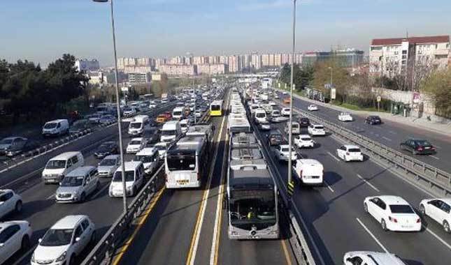 İstanbul trafiğinde metrobüs yoğunluğu