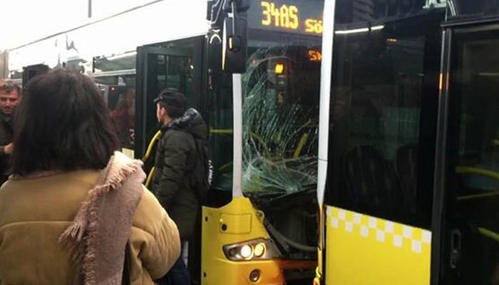 İstanbul'da 2 metrobüs birbirine girdi