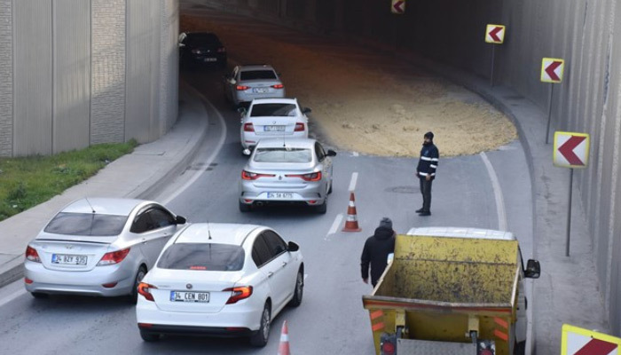 İstanbul'da hafriyat kamyonu devrildi trafik aksadı!