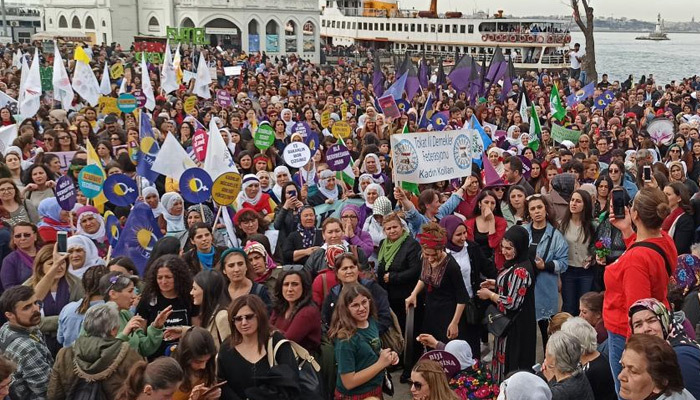 İstanbul'da kadınlar alanda: Şiddete karşı isyandayız