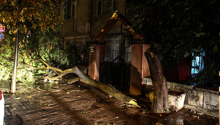 İstanbul'da kuvvetli yağıştan şehre büyük zarar