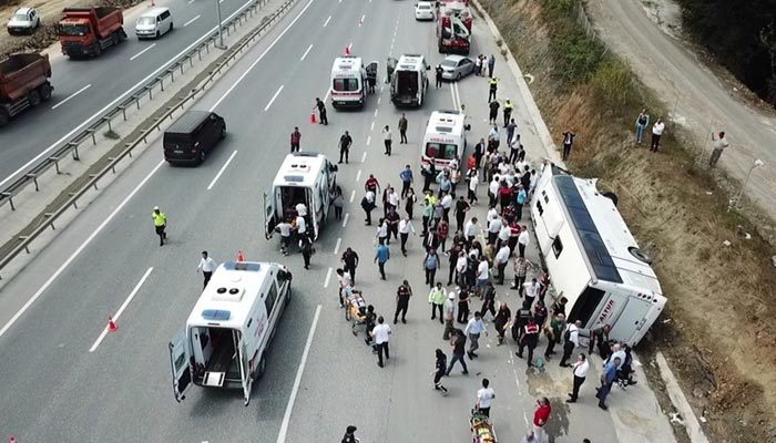 İstanbul'da midibüs devrildi! Yaralılar var