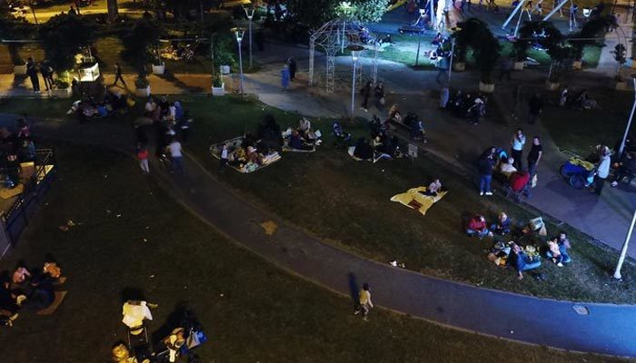İstanbullular deprem sonrası parklarda bekliyor