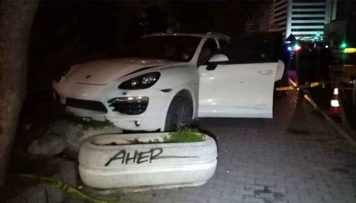 İstanbul'un göbeğinde dehşet! İki araç kurşunlandı