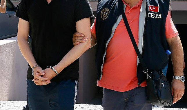 İzmir'de FETÖ operasyonu: 27 gözaltı