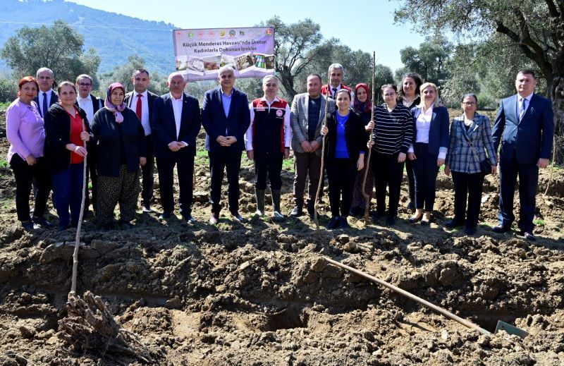 İzmir'de Kadın Çiftçilere Destek: Dut Fidanları Toprakla Buluştu!