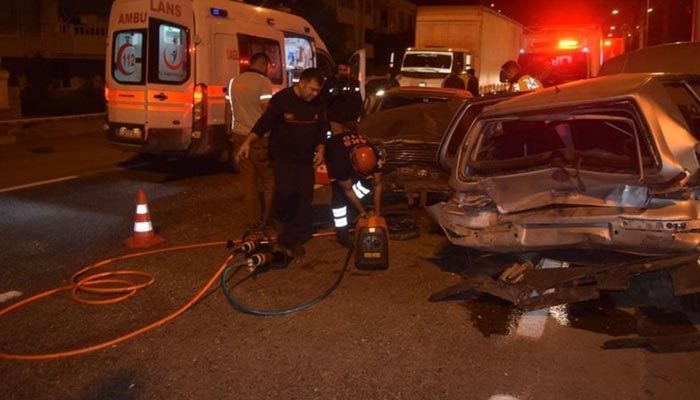 İzmir'de feci kaza: 1 ölü, 5 yaralı