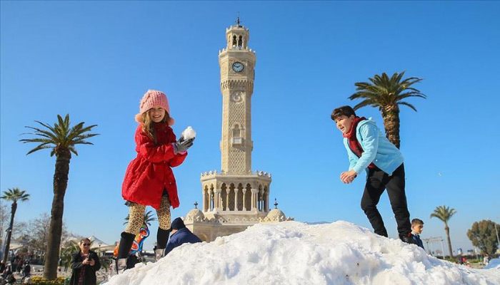 İzmir'e kamyonla kar getirdiler!