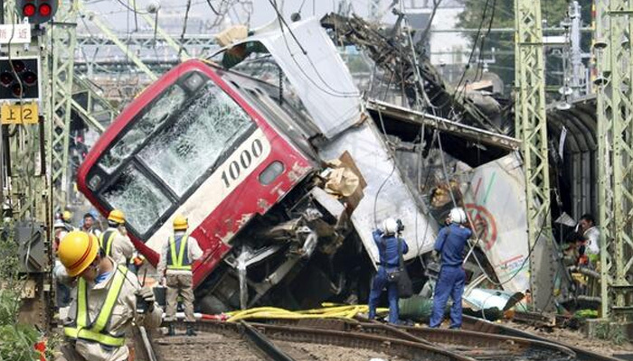 Japonya'da tren kampyona çarptı! Yaralı sayısı 30'dan fazla