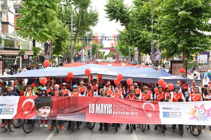 KADIKÖY'DE 19 MAYIS COŞKUSU 