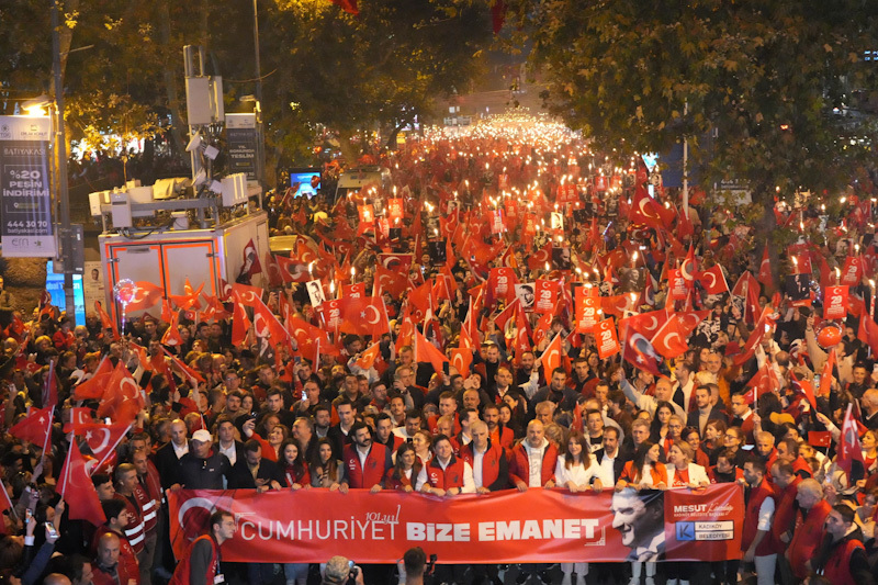 KADIKÖY'DE BÜYÜK CUMHURİYET YÜRÜYÜŞÜ
