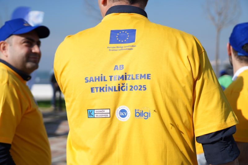 KADIKÖY'DE SAHİL TEMİZLİĞİ