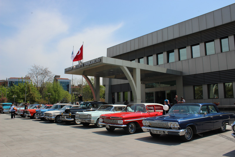 KADIKÖY'DE SEVGİLİLER GÜNÜ'NE ÖZEL KLASİK OTOMOBİL KONVOYU