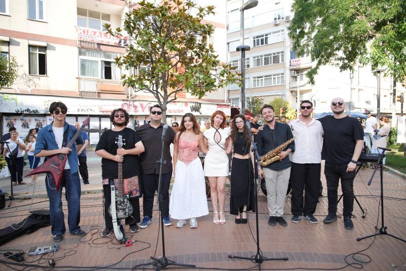 KADIKÖY'ÜN SOKAKLARI GENÇLERİN MÜZİĞİYLE ŞENLENİYOR