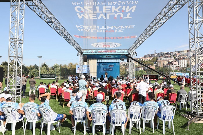 KÂĞITHANE BELEDİYESİ SADABAD SPOR SAHASI'NI YENİLEYEREK HİZMETE AÇTI