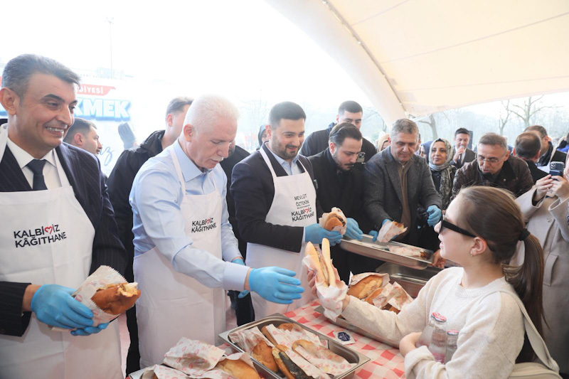 KÂĞITHANE'DE GELENEKSEL BALIK EKMEK FESTİVALİNE YOĞUN İLGİ