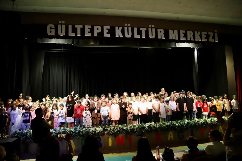 KÂĞITHANE'DE YAŞAM BECERİ ATÖLYELERİNDE MEZUNİYET SEVİNCİ