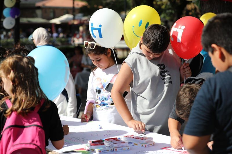 KÜÇÜK YÜREKLERİN BÜYÜK BULUŞMASI: ÇOCUKLAR FİLİSTİNLİ AKRANLARI İÇİN FIRÇA TUTUYOR