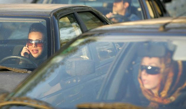 Kadınların arabada başörtülerini çıkarması İran'ı karıştırdı