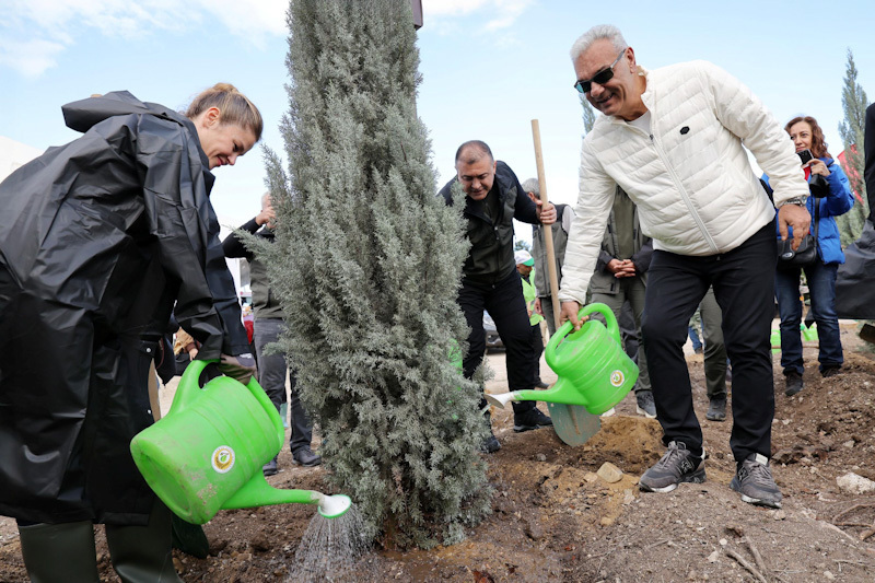Kampanya Elçisi Burcu Biricik, ALJ Türkiye Ağaçlandırma Seferberliği'nde Fidan Dikti