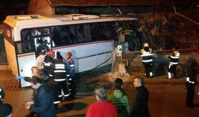 Karabük'te işçi servisi eve tosladı: 4 ölü, 2 yaralı