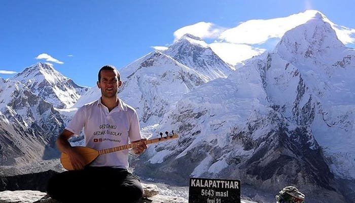 Karamanlı genç gezgin, Everest'te saz çaldı