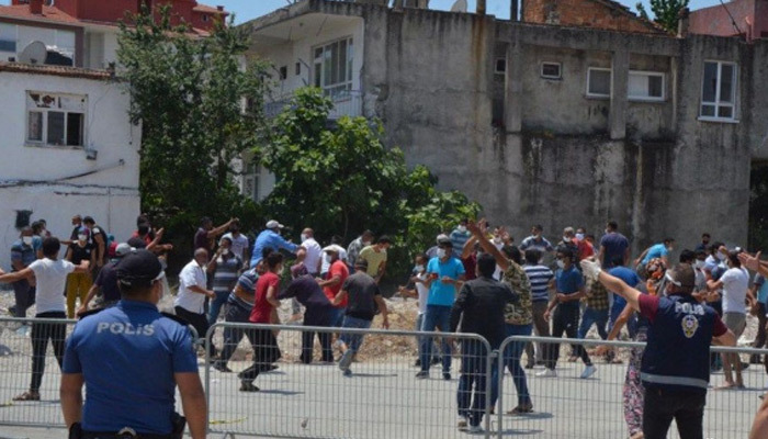 Karantina 1 hafta uzatılınca Antalya'da polise taşlı saldırı