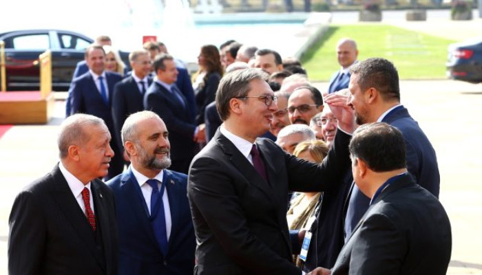 Karşılamada ilginç anlar! Boy ölçüştüler
