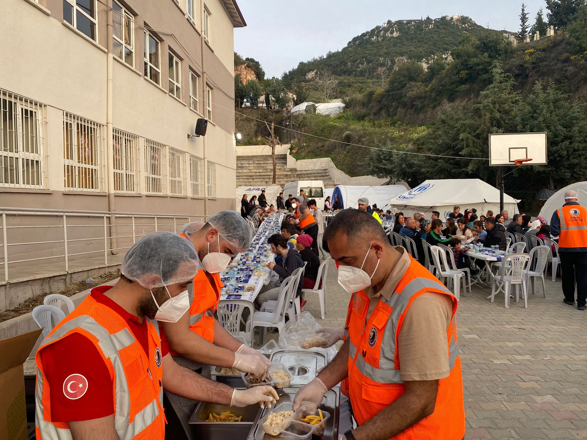 Kartal Belediyesi Deprem Bölgesi Hatay'da İftar Yemeği Vermeye Devam Ediyor