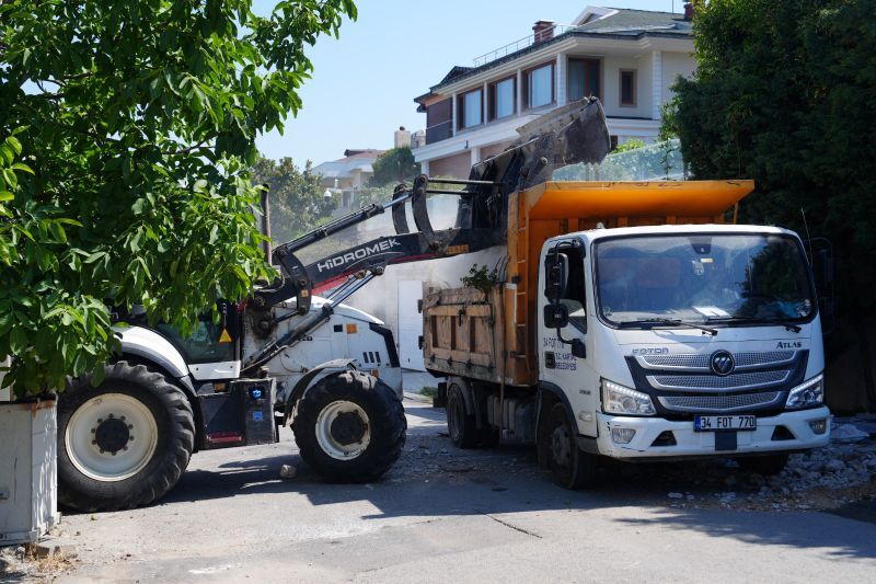 Kartal Belediyesi Hacimli Evsel Atık Toplama Hizmetini Sürdürüyor