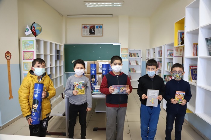 Kartal Belediyesi'nden Hesna Gündeş İlkokulu'na Kitap Bağışı