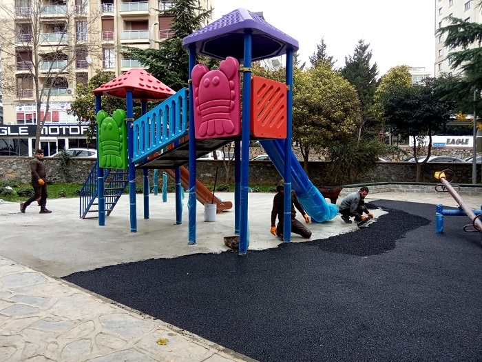 Kartal'da Parkların Zeminleri Çocuklar İçin Yenileniyor