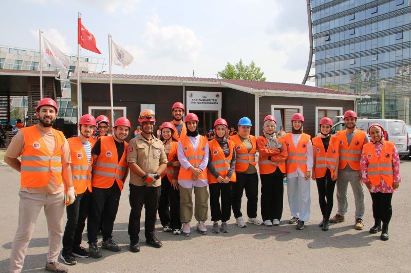 Kartal'da Sağlık Çalışanlarına Uygulamalı Afet ve Kentsel Arama Kurtarma Eğitimi