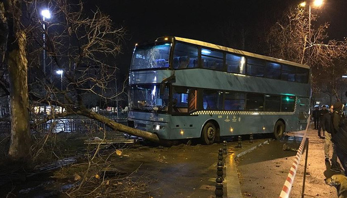 Kartal'da halk otobüsü durağa daldı: 3'ü ağır 5 yaralı