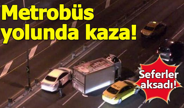 Kaza yapan kamyonet metrobüs yoluna devrildi