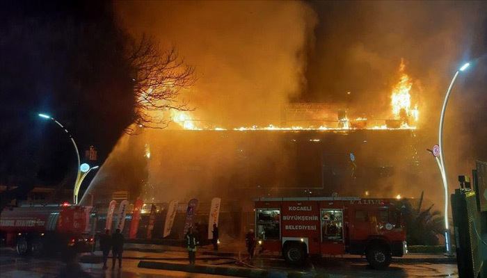 Kocaeli'de AVM'de yangın çıktı!