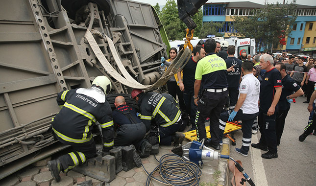Kocaeli'de belediye otobüsü devrildi! Yaralılar var!