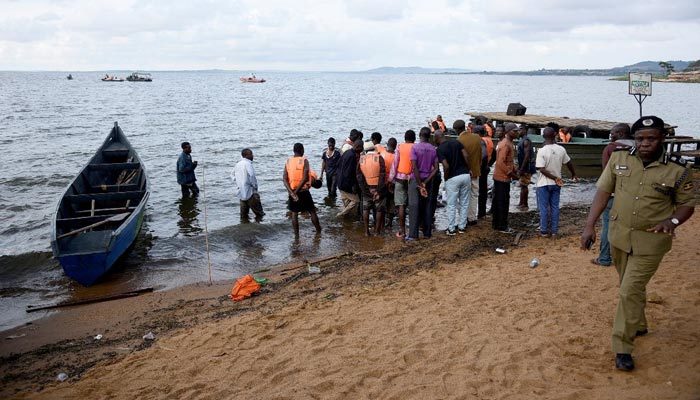 Kongo'da yolcu teknesi battı: 30 ölü