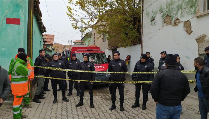 Konya'da kerpiç ev çöktü! 2'si çocuk 3 ölü