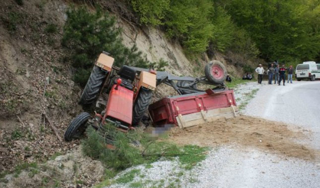 Kütahya'da devrilen traktörün altında kalan 2 kişi öldü