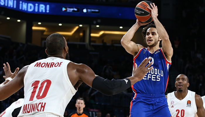 Larkin'in rekor gecesinde Anadolu Efes farka gitti