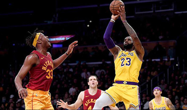 Lebron James, Los Angeles Lakers'ı uçurdu