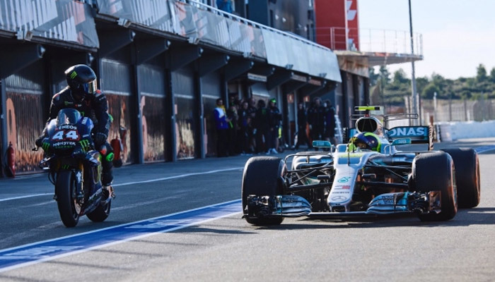 Lewis Hamilton ile Valentino Rossi araçları takas etti