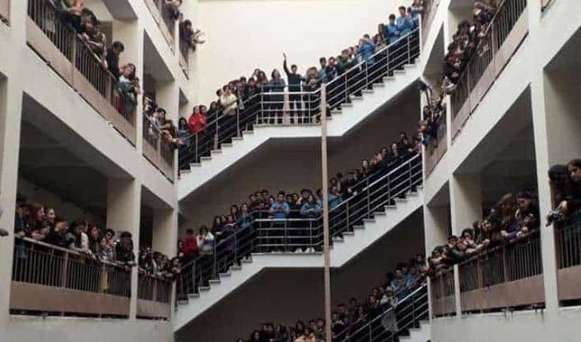 Lisedeki taciz protestosuna katılan öğrencilere disiplin cezası