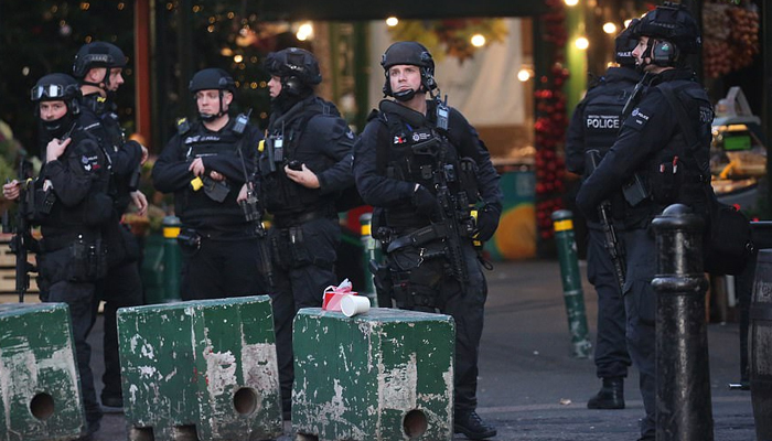 Londra Köprüsü'nde polis bıçaklı saldırganı vurdu