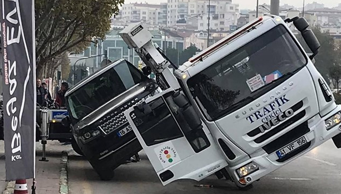 Lüks aracı çekerken çekici devrildi!